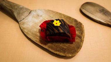 Sarı çiçekli çikolatalı pasta.