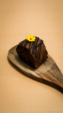 Sarı çiçekli çikolatalı pasta.