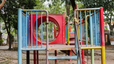 Bakımı yapılmayan çocuk parkı şehir merkezinde.