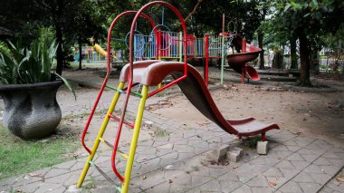 Sidoarjo, Endonezya şehir parkında çeşitli renklerde slaytlar