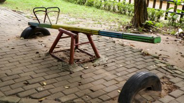 Çocuk oyuncağı tahterevalli hasarlı ve bakımsız