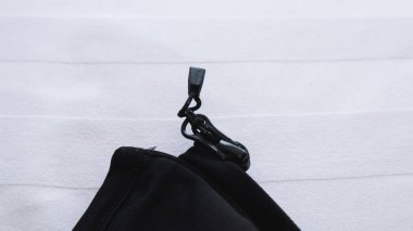 Ceketinde siyah fermuar var.