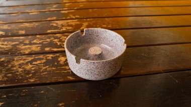 Masanın üzerinde sigara küllüğü var.