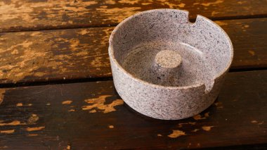 Masanın üzerinde sigara küllüğü var.