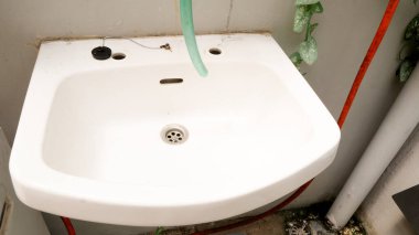 Banyoda temiz bir lavabo.