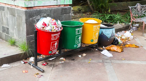 2022年4月10日 インドネシア シドアルジョ 清掃されていないゴミに堆積したゴミは — ストック写真