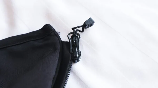 Ceketinde siyah fermuar var.