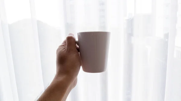 Eine Hand Hält Ein Weißes Glas — Stockfoto