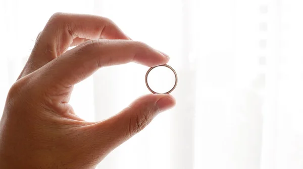 Pencere önünde el ele tutuşan yüzük