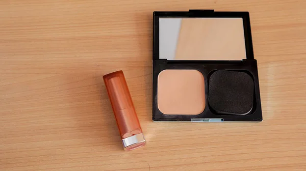 15 Nisan 2022 Surabaya, Endonezya. Masadaki pudra ve ruj yeni bitti.