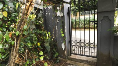 demir kapı Bahçe