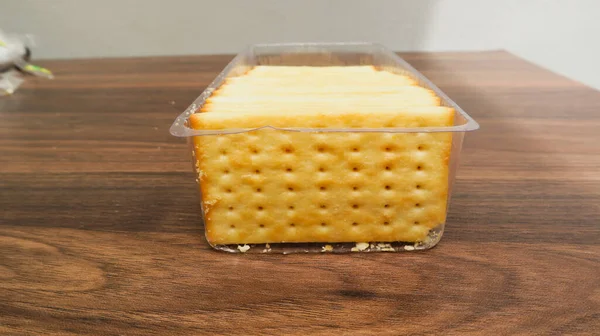 家庭のキッチンでテーブルの上にチーズ風味のビスケット — ストック写真