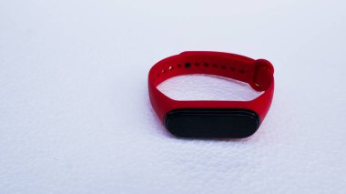 Beyaz arkaplanda kırmızı çizgili akıllı twatch