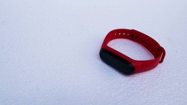 Beyaz arkaplanda kırmızı çizgili akıllı twatch