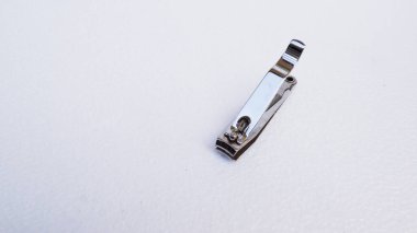 Beyaz arka planda demir malzemeli tırnak makası.