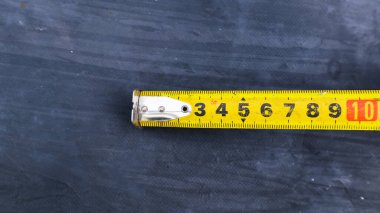 Sarı renkli metre ölçüm aracı