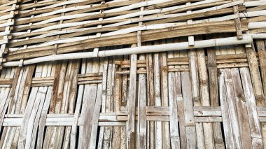 Ev duvarı olarak kullanılan örülmüş bambu ya da 