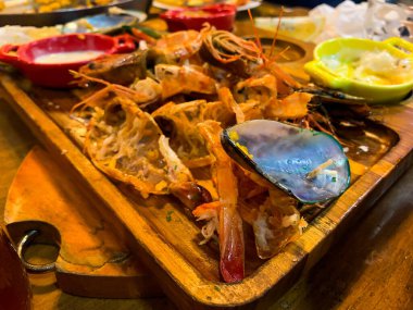 Bir restoranda arta kalan deniz ürünleri.