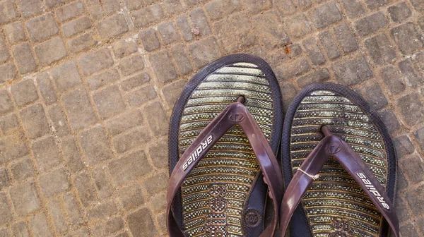 24 Nisan 2022 - Sumenep, Endonezya. Bahçesinde Ardiles markası olan bir çift sandalet. Eski sandaletler, sandaletler arkada kesilmiş..