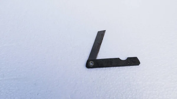 Beyaz arka planda paslı jilet.