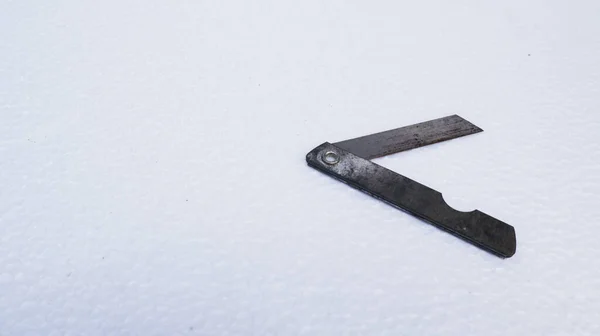 Beyaz arka planda paslı jilet.