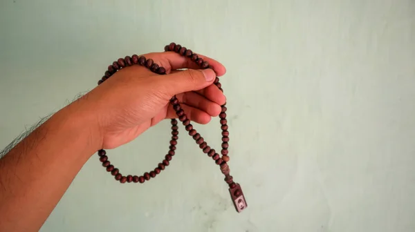 Ręka Mężczyzny Trzymająca Paciorki Modlitewne — Zdjęcie stockowe