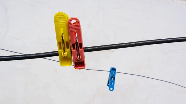 Çamaşır ipine asılan mandallar.