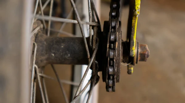自行车齿轮有点生锈了 — 图库照片