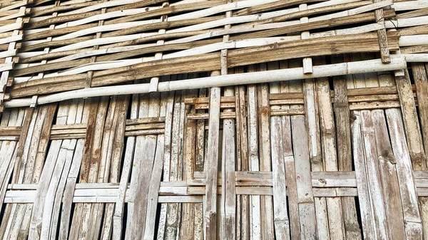 Ev duvarı olarak kullanılan örülmüş bambu ya da 