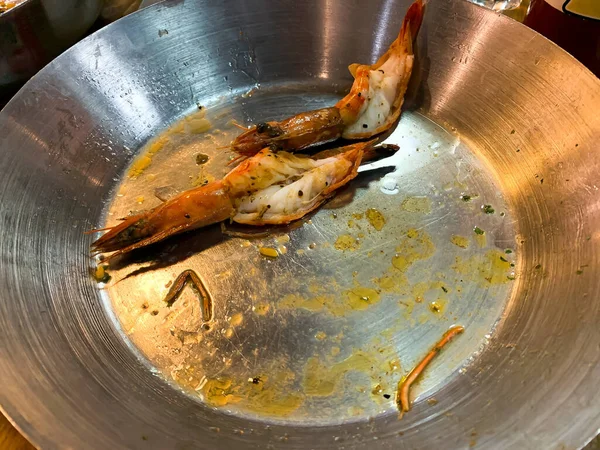 Bir restoranda arta kalan deniz ürünleri.