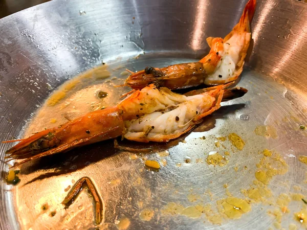 Bir restoranda arta kalan deniz ürünleri.