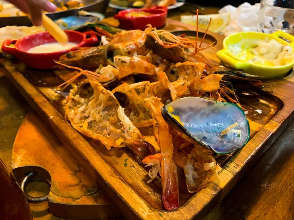 Bir restoranda arta kalan deniz ürünleri.