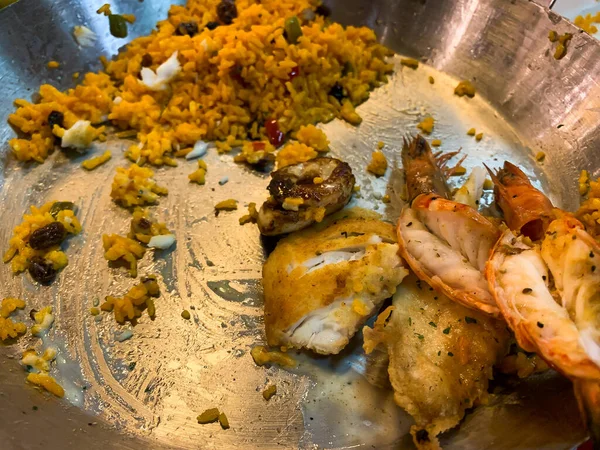 Bir restoranda arta kalan deniz ürünleri.