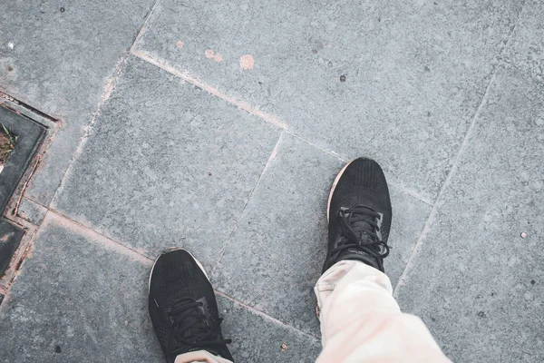 Bir adamın ayakları kaldırımda duruyordu.