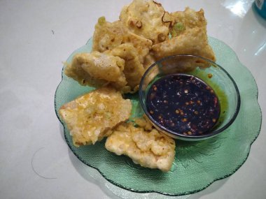 Tabakta sos olan lezzetli ızgara balık. Asya yemekleri.