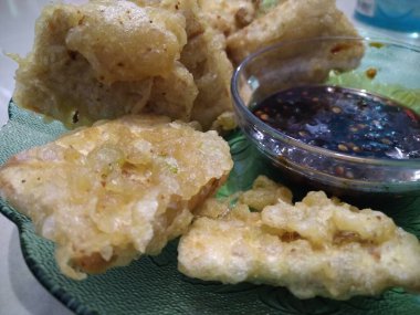 Limon ve soslu tavuk nugget.