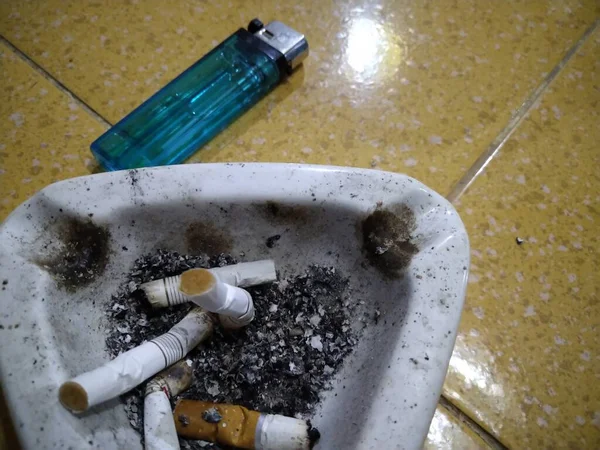 Cigarett Med Rök Och Droger Marken — Stockfoto