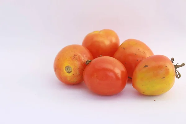 Tomates Vermelhos Frescos Sobre Fundo Branco — Fotografia de Stock