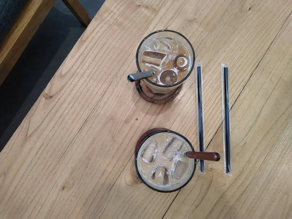 Twee Bruine Suikerkoffie Een Houten Tafel — Stockfoto