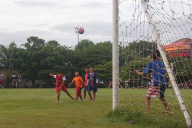 Madiun, Doğu Java, Endonezya (23 Ocak 2022). Gulun Spor Parkı 'nda birkaç küçük çocuk futbol oynuyordu. Park, toplum için bir spor tesisi olma amacıyla kurulmuştur..