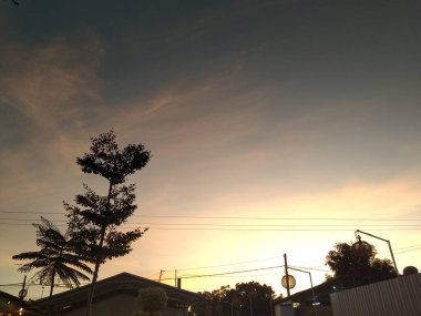 Gün batımının arka planında bir güneşin silueti.