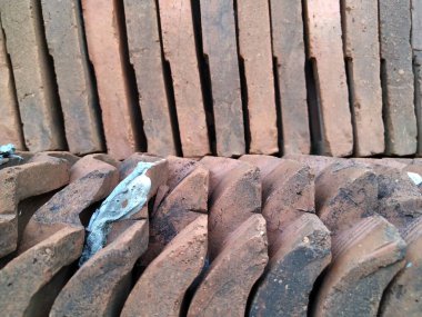 Evin eski paslı çatısı.