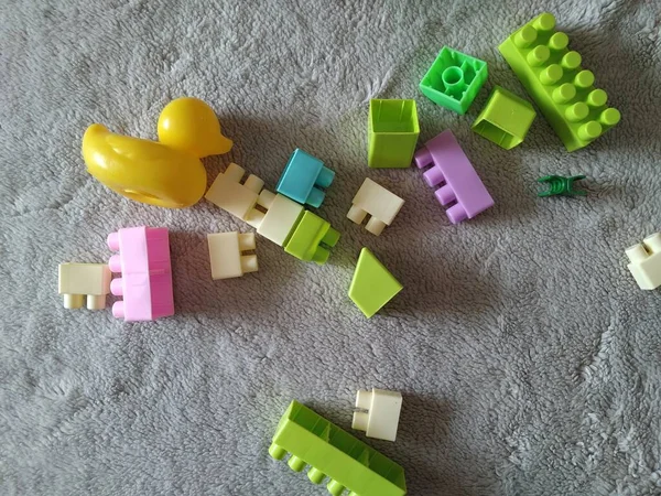 Несколько Блоков Лего Сером Фоне — стоковое фото