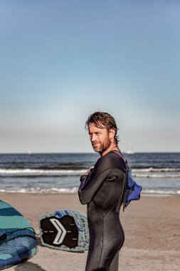 Kanat folyosu sahilde yaşlı bir mutant