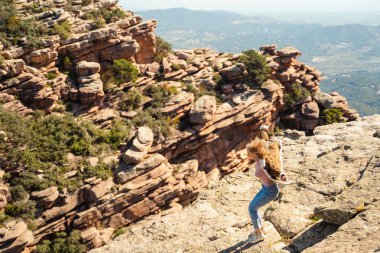 İspanya 'daki kayalık dağdaki kız Garbi.