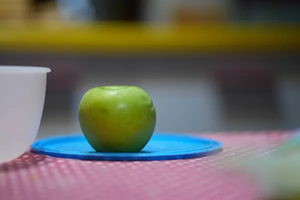 Mutfak masasında yeşil demirci elması