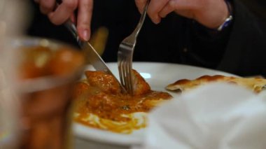 Bir eti beyaz bir tabakta küçük parçalara ayırmak.