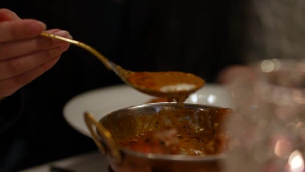 Levando Uma Colher Comida Indiana Para Lugar — Vídeo de Stock