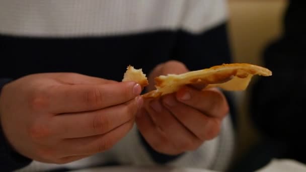 Eating Naan Bread Hands Restaurant — Stockvideo