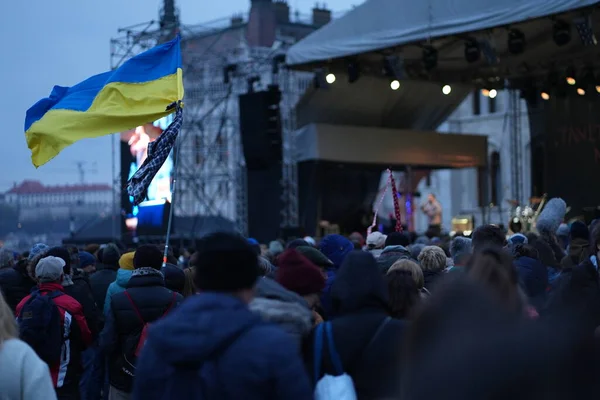 Barış için gösteri yapan Ukrayna bayrağı